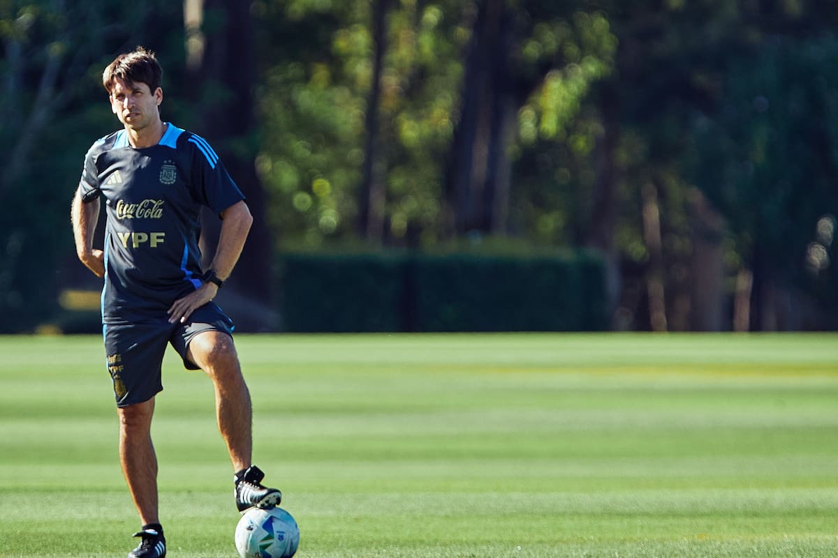 Diego Placente viene trabajando hace rato con los juveniles de la Argentina: desde hace poco también comanda la ilusión Sub 20