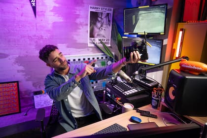 Diego Poggi con el objeto "Personal" y favorito de su estudio.