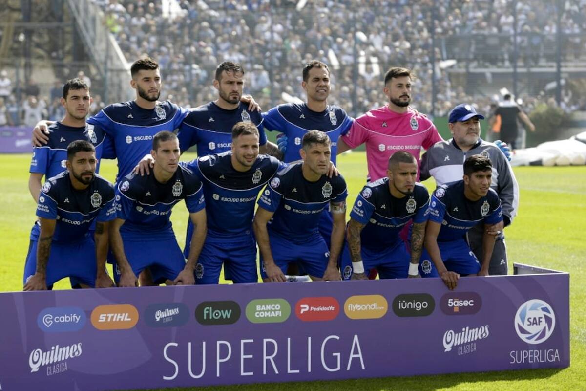 Diego posa con los jugadores antes del partido