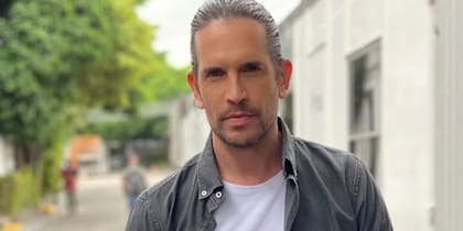 Diego Ramos tuvo que arreglar su auto en la calle y recibió puros elogios: “Mecánico hot”
