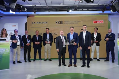 Diego Rivas, CEO de Galicia; Guillermo Cavigliasso, de Prodeman SA, que ganó el Oro, y Francisco Seghezzo, CEO de LA NACION