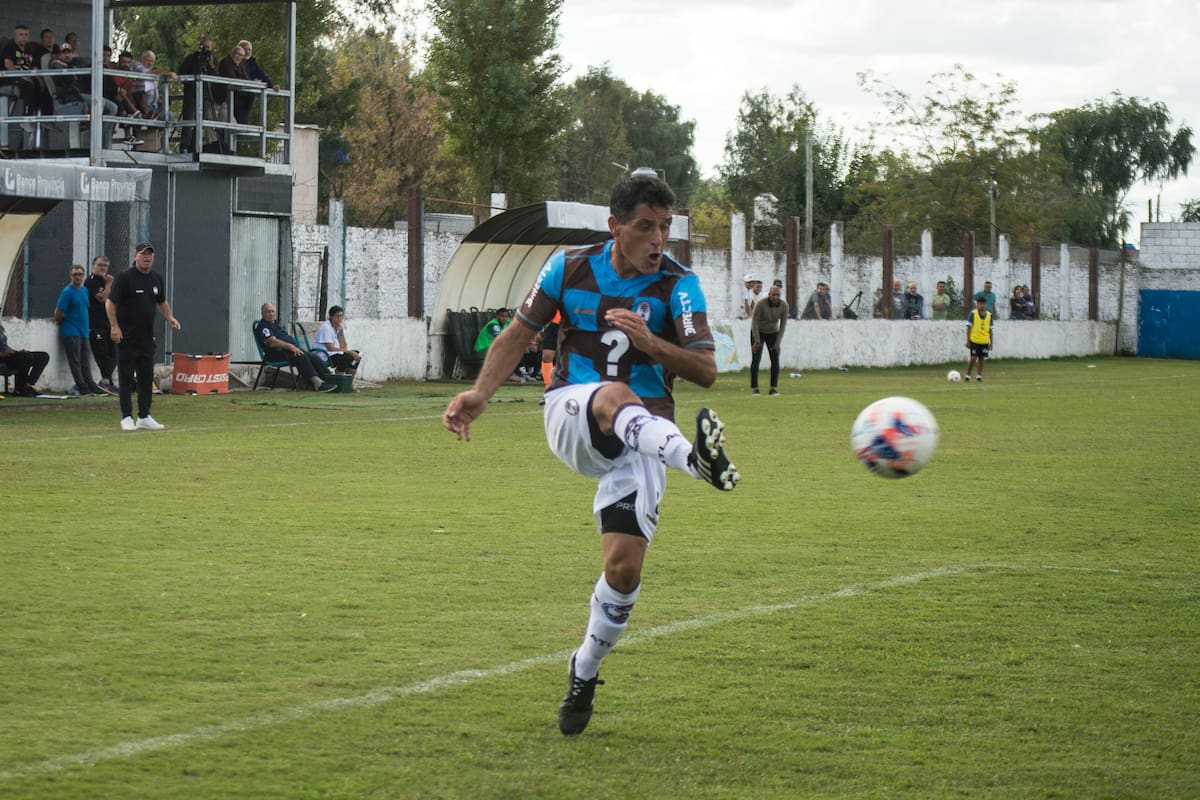 Diego Rivero jugando para Atlas, de General Rodriguez, en el estadio Ricardo Puga