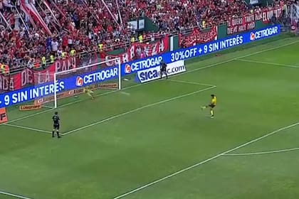 Diego Rodríguez le desvía el penal a Alexis Soto: el arquero de Argentinos fue decisivo en una definición dramática ante Defensa y Justicia