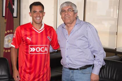 Diego Rodríguez posó con su nueva camiseta