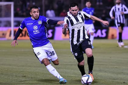 Diego Sánchez Paredes traslada y Matías Godoy lo persigue; Chaco For Ever tuvo menos la pelota pero fue más peligroso que Talleres, y sin embargo quedó fuera de la Copa Argentina.