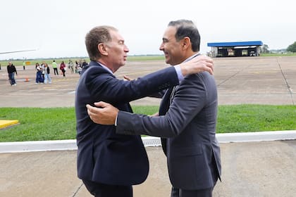 Diego Santilli abraza a Gustavo Valdés en Corrientes