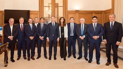 Diego Santilli con gobernadores aliados el día de su jura como jefe de Gabinete
