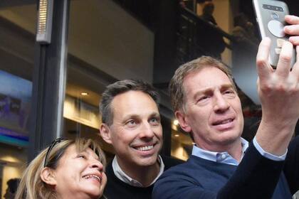 Diego Santilli con Guillermo Viñuales, su candidato en Lomas de Zamora que fue increpado