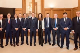 La situación política y financiera de los 13 mandatarios que negocian una alianza con Milei