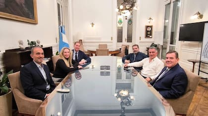 Diego Santilli, Cristian Ritondo y Guillermo Montenegro con Karina Milei, Lule Menem y Sebastián Pareja