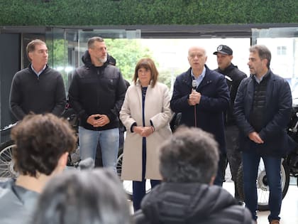 Diego Santilli, Diego Kravetz, Patricia Bullrich, Néstor Grindetti y Cristian Ritondo durante el acto de campaña en el que supervisaron la etapa final del nuevo centro de monitoreo en Lanús