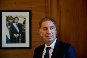 Santilli: el abrazo triple con Adorni, las milanesas Milei-Macri y lo que todavía le falta al plan libertario