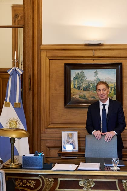 Diego Santilli en su escritorio principal
