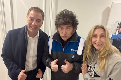Diego Santilli, flamante jefe de Gabinete, junto a Javier y Karina Milei