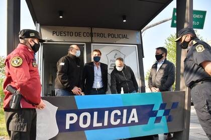 Diego Santilli, flanqueado por Sergio Berni y Diego Valenzuela (intendente de Tres de Febrero), durante la firma del convenio de traspaso de 12 destacamentos policiales en la avenida General Paz