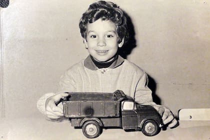 Diego Santilli hizo la primaria y secundaria en el colegio parroquial San Agustín, en la ciudad de Buenos Aires