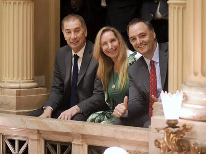 Diego Santilli, Karina Milei y Manuel Adorni, el trío por donde pasa la política hoy en la Casa Rosada