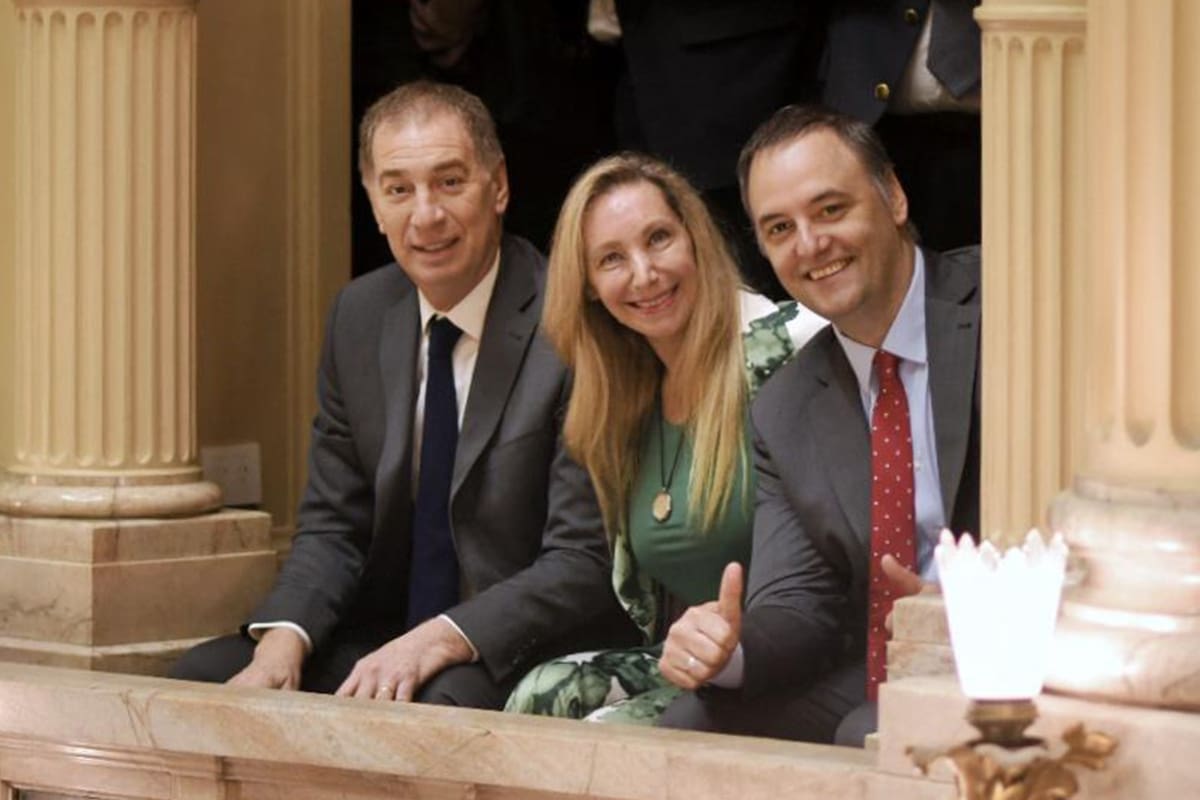 Diego Santilli, Karina Milei y Manuel Adorni, en la ceremonia de jura de los nuevos senadores