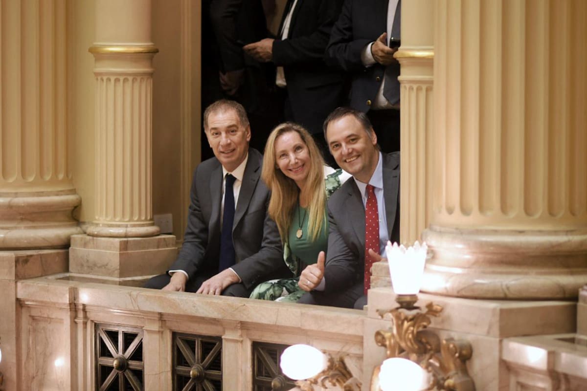 Diego Santilli, Karina Milei y Manuel Adorni en la jura de los nuevos senadores