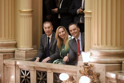 Diego Santilli, Karina Milei y Manuel Adorni en la jura de los nuevos senadores