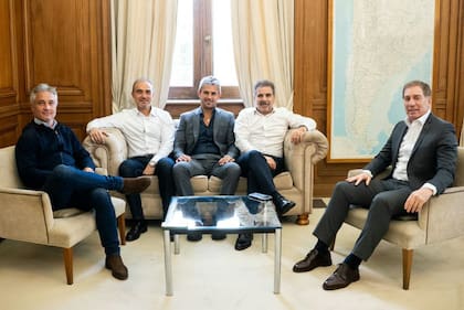El jefe de Gabinete de ministros, Diego Santilli, el presidente de la Cámara de Diputados, Martín Menem, y el responsable político de La Libertad Avanza, Eduardo “Lule” Menem, recibieron en Casa Rosada al presidente del bloque de diputados del PRO, Cristian Ritondo, y al secretario general del partido a nivel nacional, Fernando de Andreis.