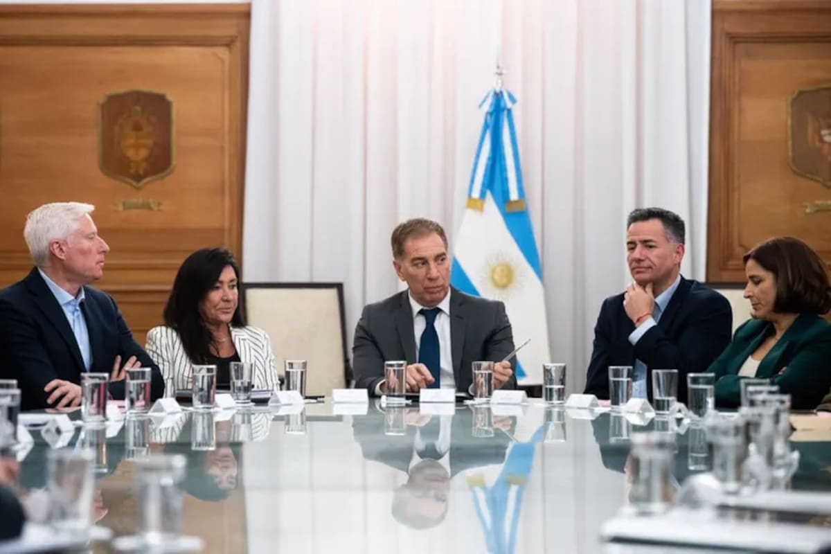 Diego Santilli recibió a una docena de intendentes de ciudades de Córdoba que acercó el diputado Gabriel Bornoroni