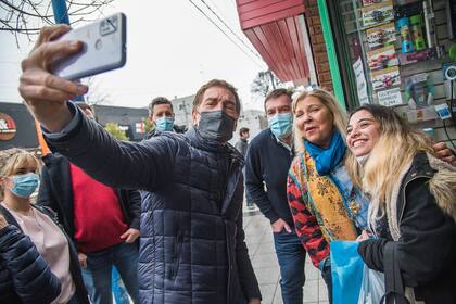 Diego Santilli recorrió las calles de Mar del Plata junto con Elisa Carrió