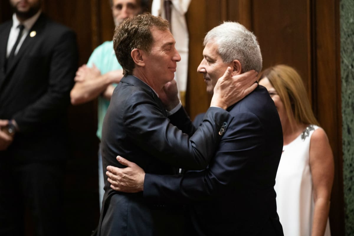 Diego Santilli, titular de la legislatura porteña, saluda a Claudio Ferreño, presidente del bloque de diputados del FDT