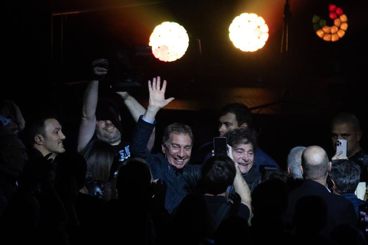 Diego Santilli y Javier Milei, anoche, en el estadio Movistar Arena porteño