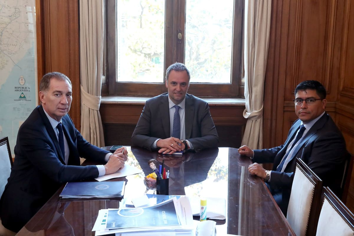 Diego Santilli y Manuel Adorni con el gobernador de Santa Cruz, Claudio Vidal