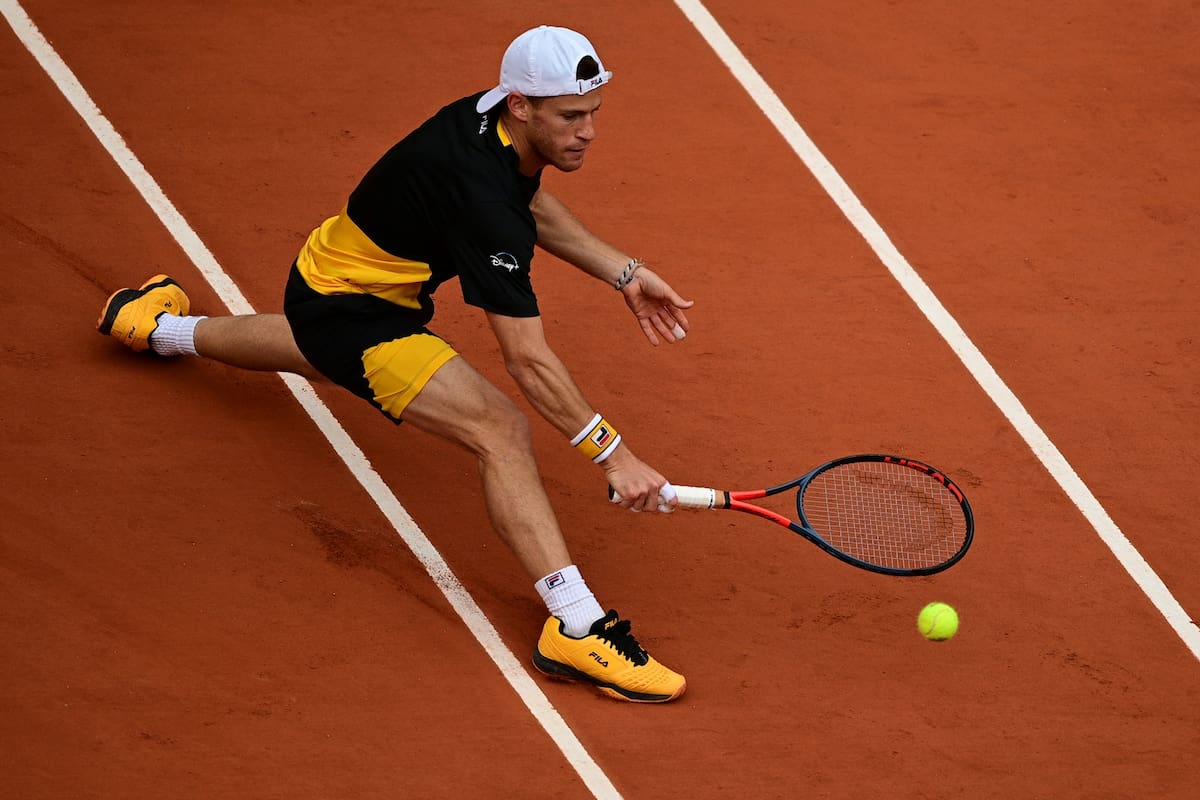 Diego Schwartzman devuelve una pelota durante el partido que disputa contra Dominic Thiem