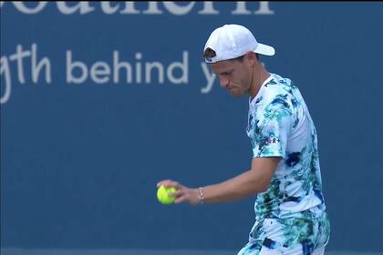 Diego Schwartzman se apresta a sacar durante el partido por los octavos de final del Masters 1000 de Cincinatti ante el griego Stefanos Tsitsipas; el Peque cayó por 6-3 y 6-3 y se despidió del torneo