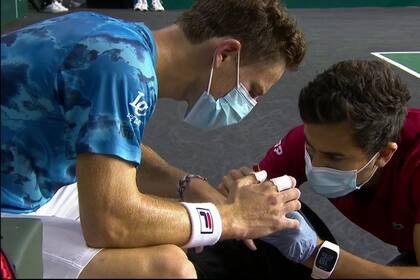 Diego Schwartzman se lastimó la mano al romper su raqueta de un golpe, pero ganó en su debut