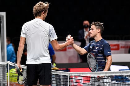 El saludo entre Diego Schwartzman y Alexander Zverev tras la definición del torneo de Colonia 2, ganado en forma contundente por el alemán.