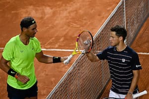 Diego Schwartzman y Rafael Nadal, en el saludo en la red tras la victoria del argentino.