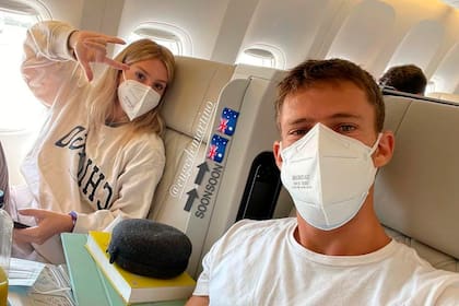Diego Schwartzman y su novia Eugenia De Martino, en el vuelo hacia Australia