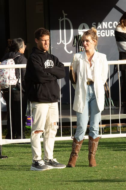 Diego Schwartzman y su novia Eugenia de Martino, en el palenque de La Dolfina.
