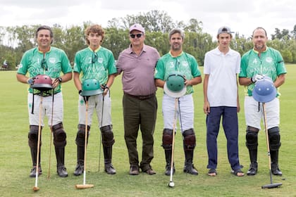 Diego, Segundo y Justo Sánchez Granel, todos productores agropecuarios, junto al Ruso y Nachi Heguy