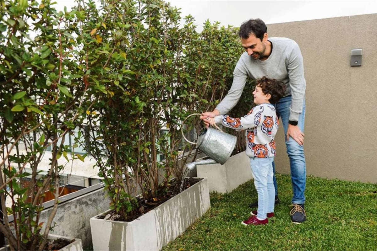Diego Siekiera es quien se encarga de cuidar el jardín de su casa y su hijo Félix lo acompaña en la tarea