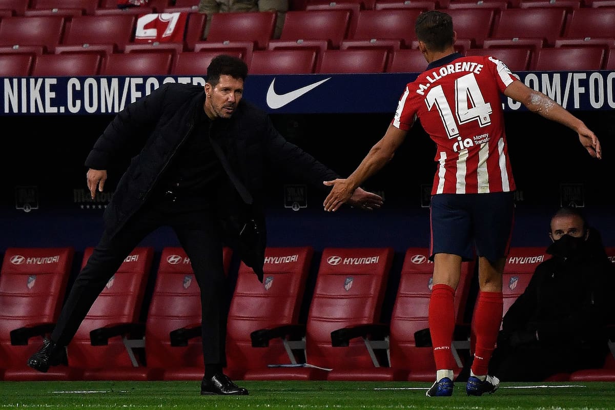 Diego Simeone admitió que tuvo que rodear a Luis Suárez con más jugadores ofensivos por el bien del equipo