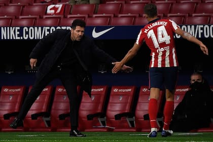 Diego Simeone admitió que tuvo que rodear a Luis Suárez con más jugadores ofensivos por el bien del equipo