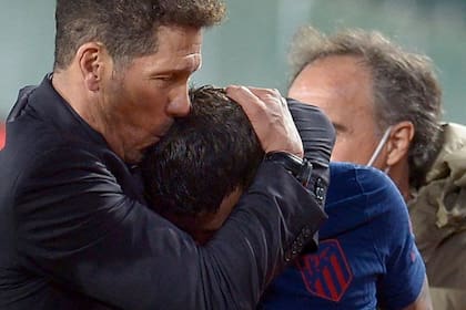 Diego Simeone besa a Ángel Correa, en una imagen de archivo, luego de un partido de Atlético de Madrid. El delantero volverá al equipo este domingo
