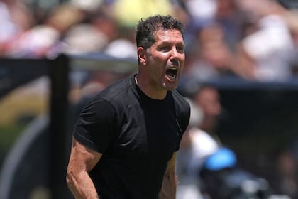 Diego Simeone, con gesto desencajado; su Atlético de Madrid cayó de manera estrepitosa ante PSG en su debut en el Mundial de Clubes
