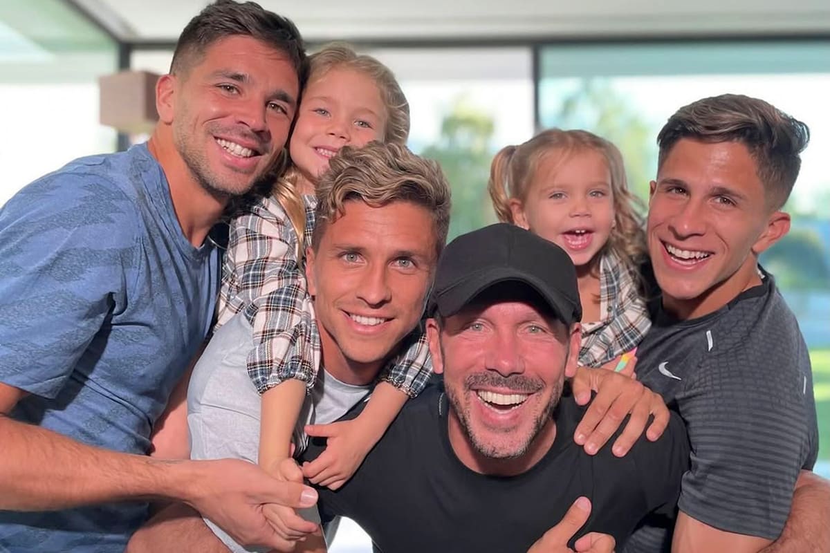 Diego Simeone con sus hijos, en una postal familiar veraniega en Europa