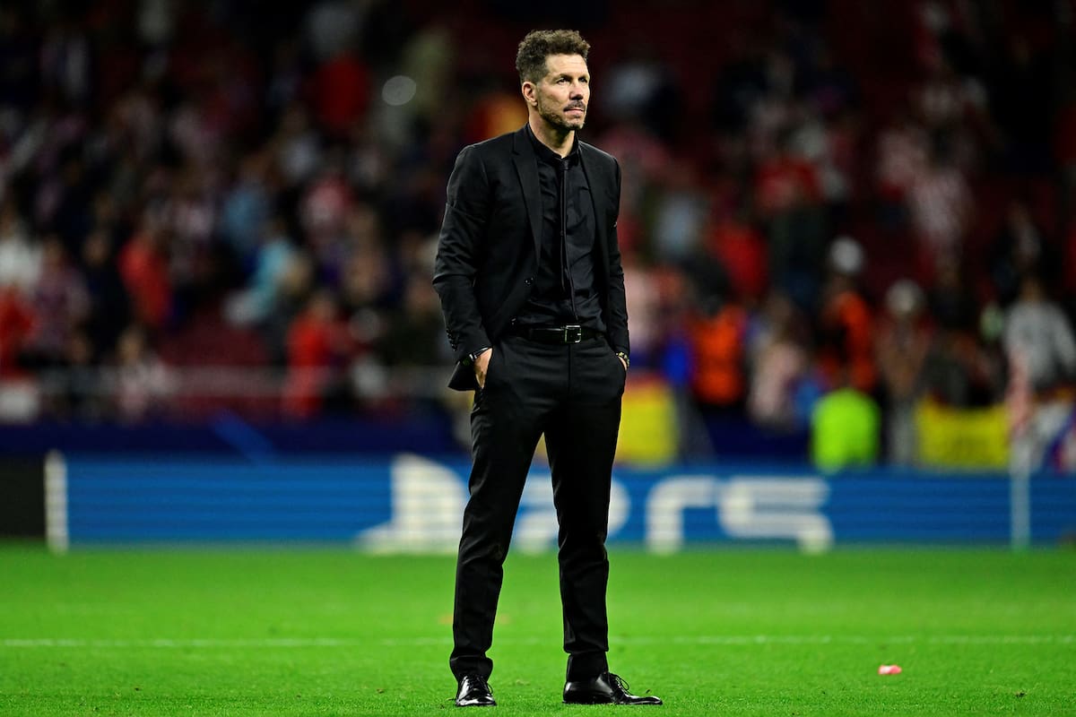 Diego Simeone, en el centro de la escena; su Atlético de Madrid sólo pudo ganar uno de sus cinco partidos y se quedó al margen de la Champions League