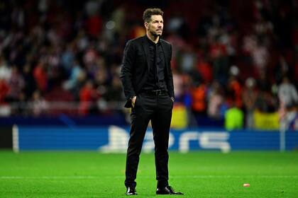 Diego Simeone, en el centro de la escena; su Atlético de Madrid sólo pudo ganar uno de sus cinco partidos y se quedó al margen de la Champions League