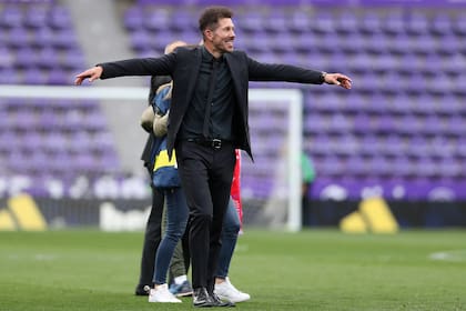 Diego Simeone, entrenador del Atlético de Madrid celebra ganar el título de La Liga Santander después de la victoria en el partido de La Liga Santander entre el Real Valladolid CF y el Atlético de Madrid en el Estadio Municipal José Zorrilla el 22 de mayo de 2021 en Valladolid, España.