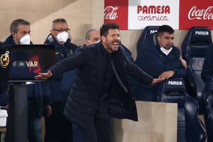Diego Simeone hace un gesto durante el partido que disputan el Atlético Madrid y el Villarreal.