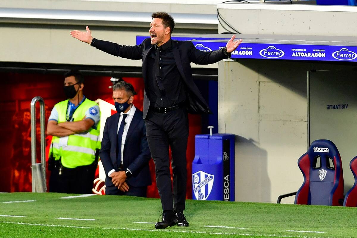 Diego Simeone hace un gesto durante el partido del Atlético de Madrid contra el Huesca