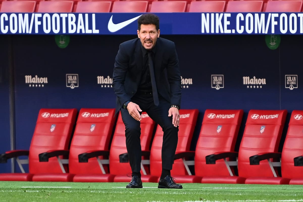 Diego Simeone hace un gesto durante el partido del Atlético de Madrid contra el Huesca